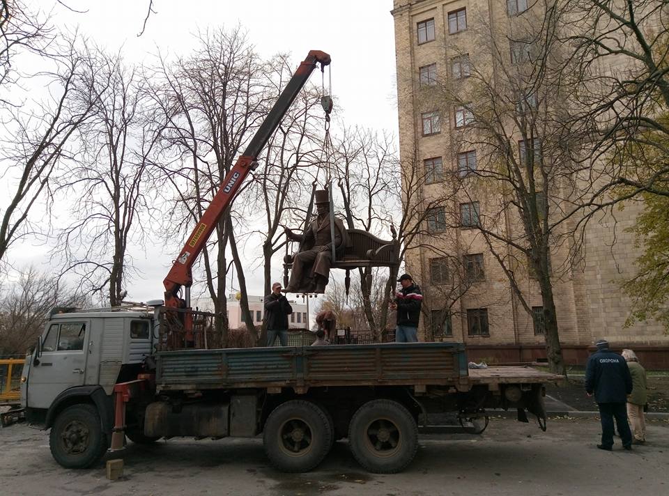 В центре Харькова устанавливают памятник (фото)