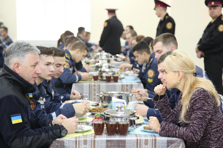 В Харькове открыли столовую на 800 мест (фото)