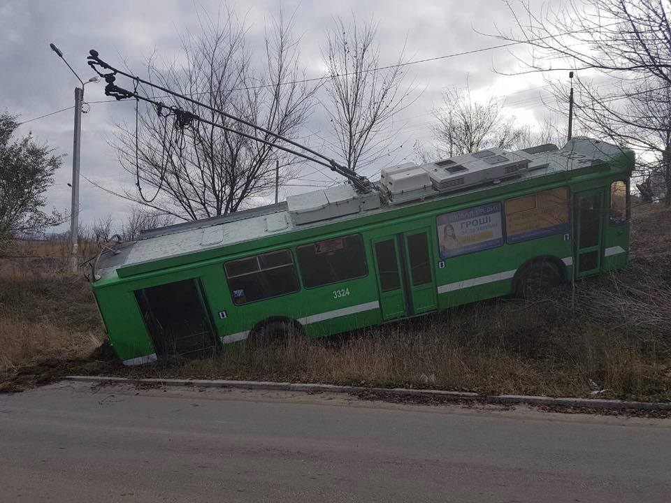 В Харькове троллейбус укатился в яр (фото)