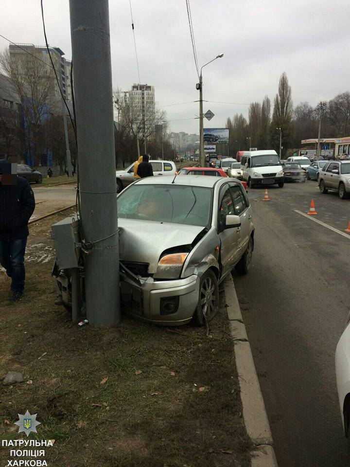 После ДТП машина врезалась в столб: есть пострадавшие (фото)