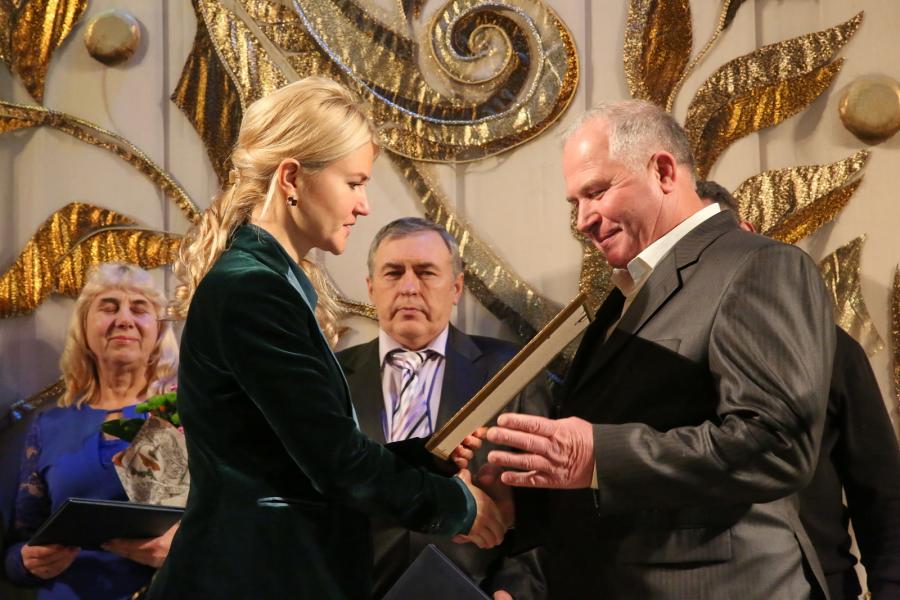 Светличная поздравила аграриев с праздником