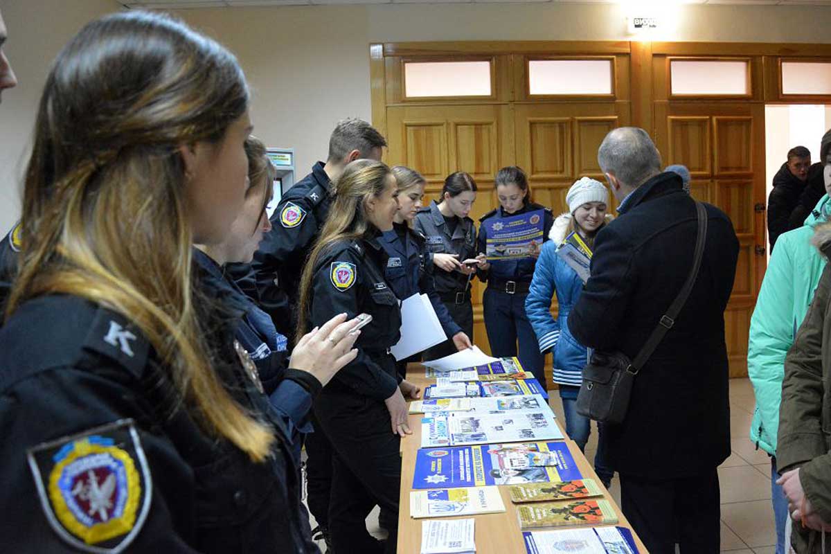 Харьковчан агитируют идти в киберполицию (фото)