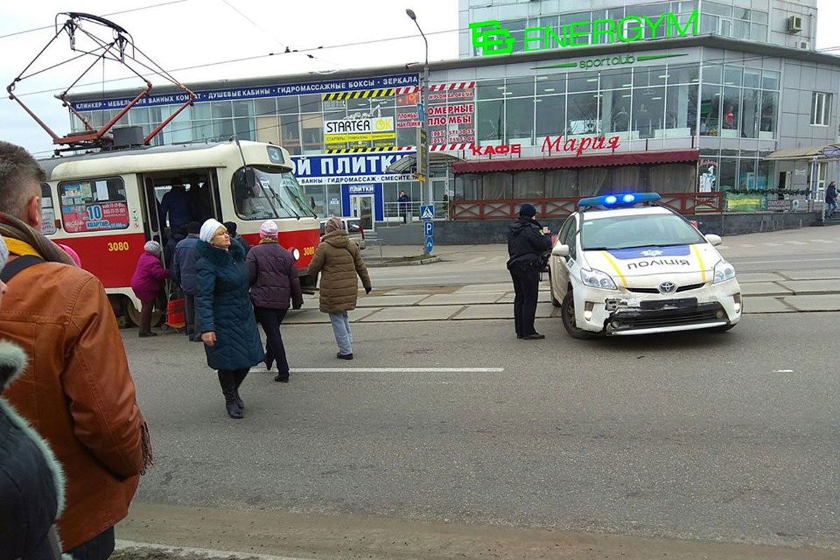 На Полтавском шляхе автомобиль копов попал в ДТП (фото)