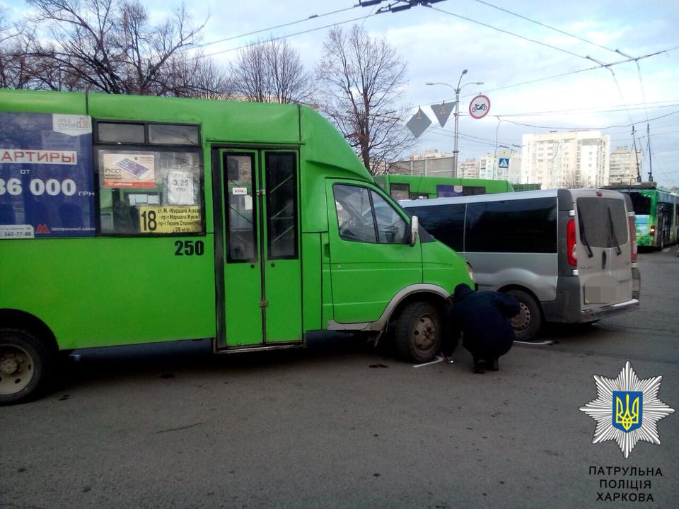В Харькове - авария с маршруткой (фото)
