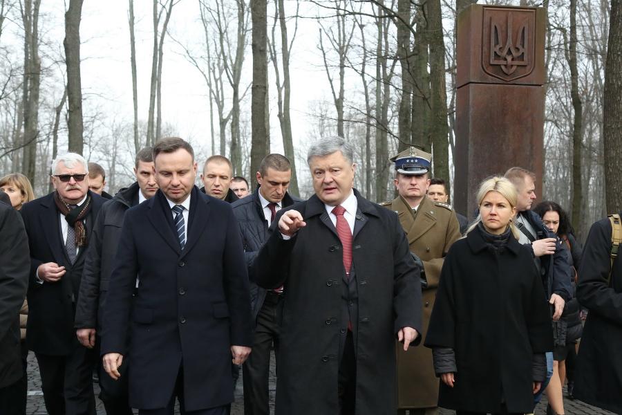 Порошенко и Дуда возложили цветы к Мемориалу жертвам тоталитарного режима
