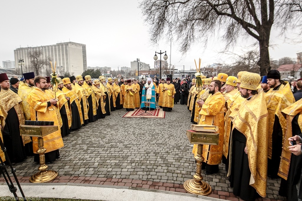 В центре Харькова отслужили молебен (фото)