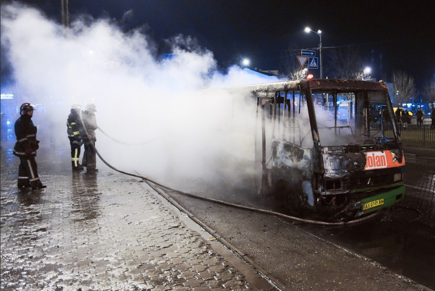 Пожар уничтожил маршрутку в Харькове