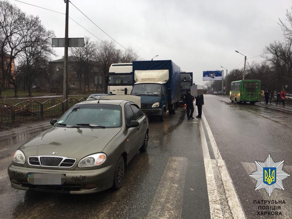 На Гагарина - тройное ДТП с грузовиком (фото)