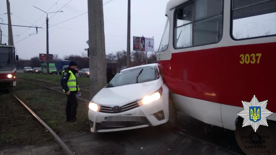 На Салтовке трамвай попал в аварию (фото)