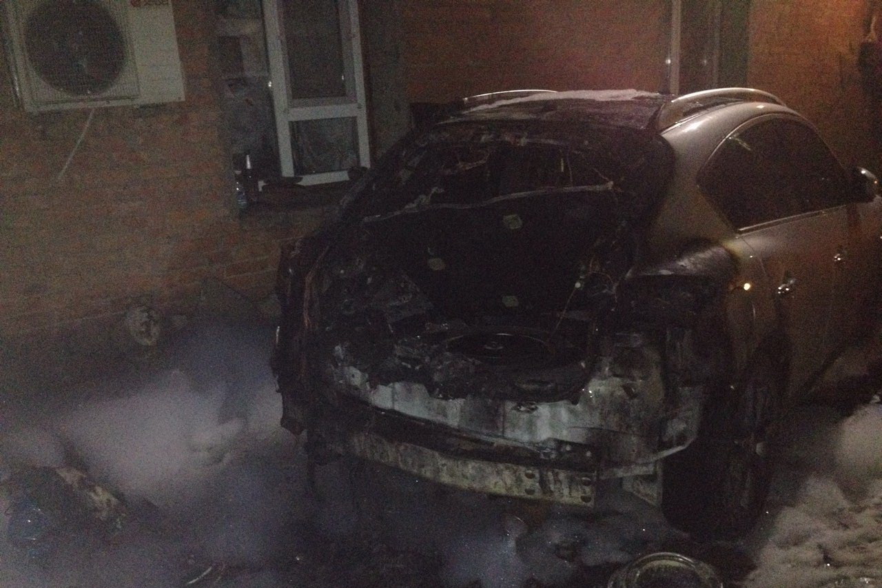 В Харькове сгорела элитная машина (фото)