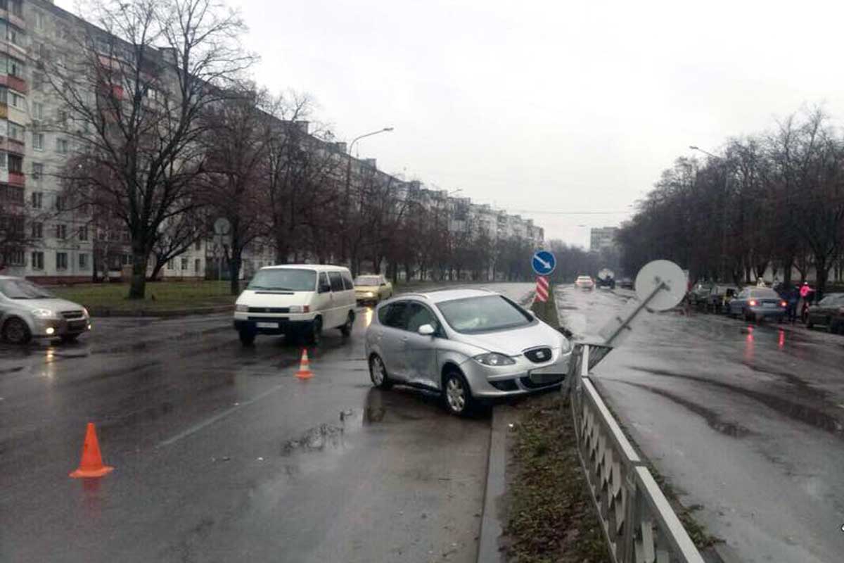 На Салтовке Volkswagen снес забор (фото)