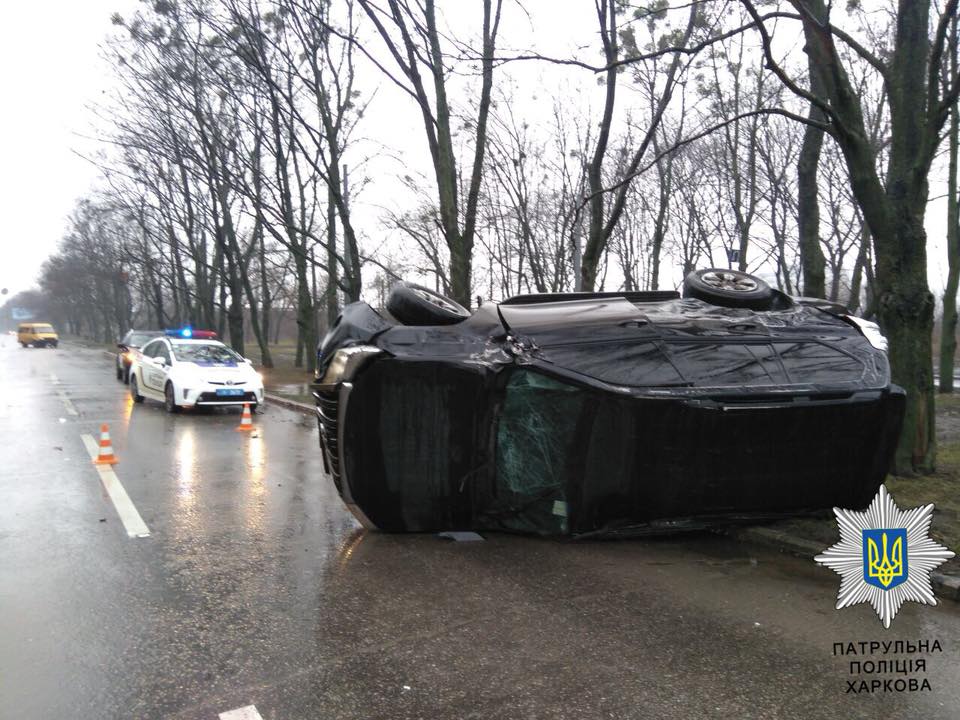 В Харькове посреди дороги перевернулся джип (фото)