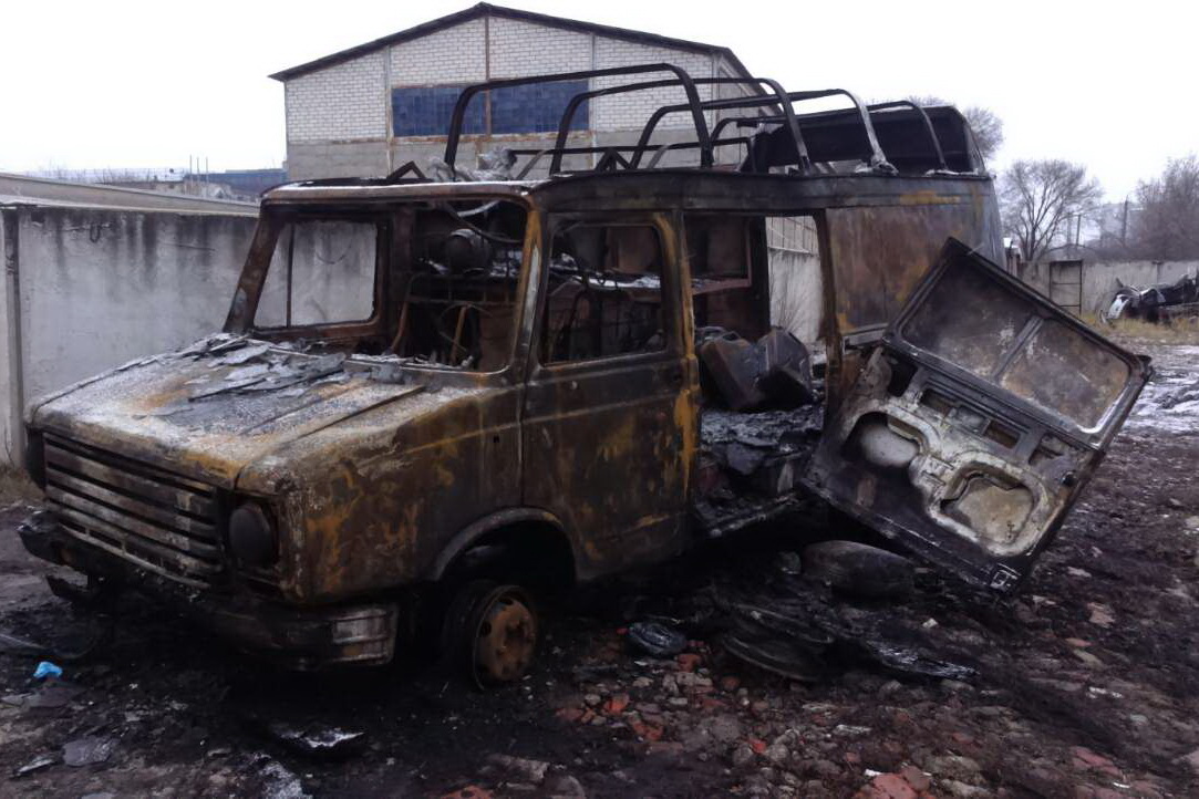 В Харькове сгорел микроавтобус (фото)
