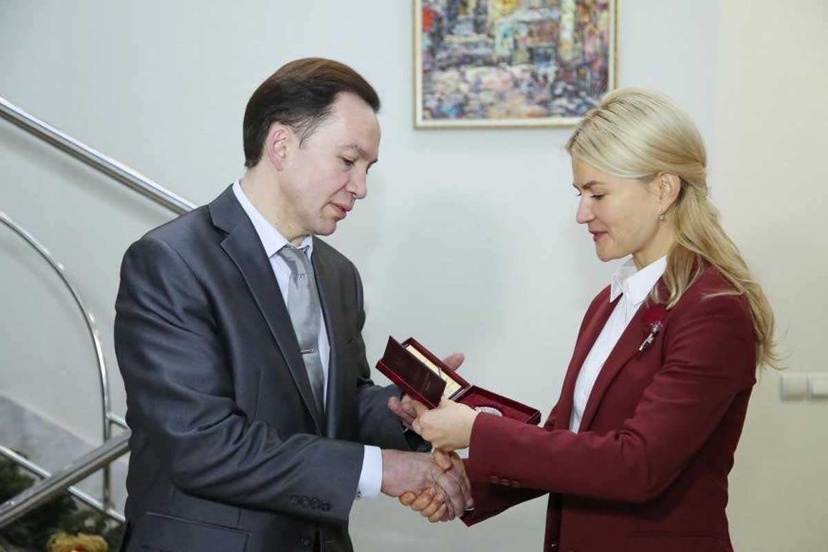 Светличная передала государственную награду директору художественного училища
