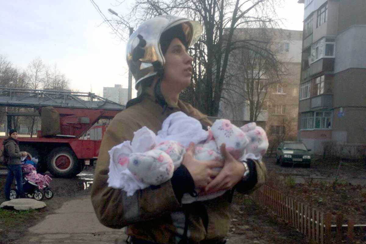 Огонь заблокировал харьковчанку с младенцем (фото, видео)
