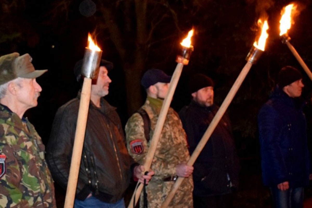 Под Харьковом прошло факельное шествие (фото)