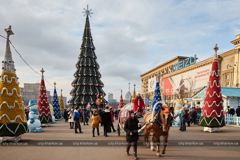 На площади работает дом Деда Мороза (фото)