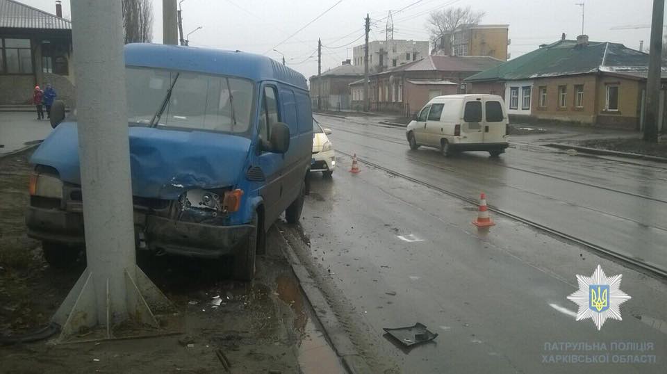 После ДТП машину отбросило на столб (фото)