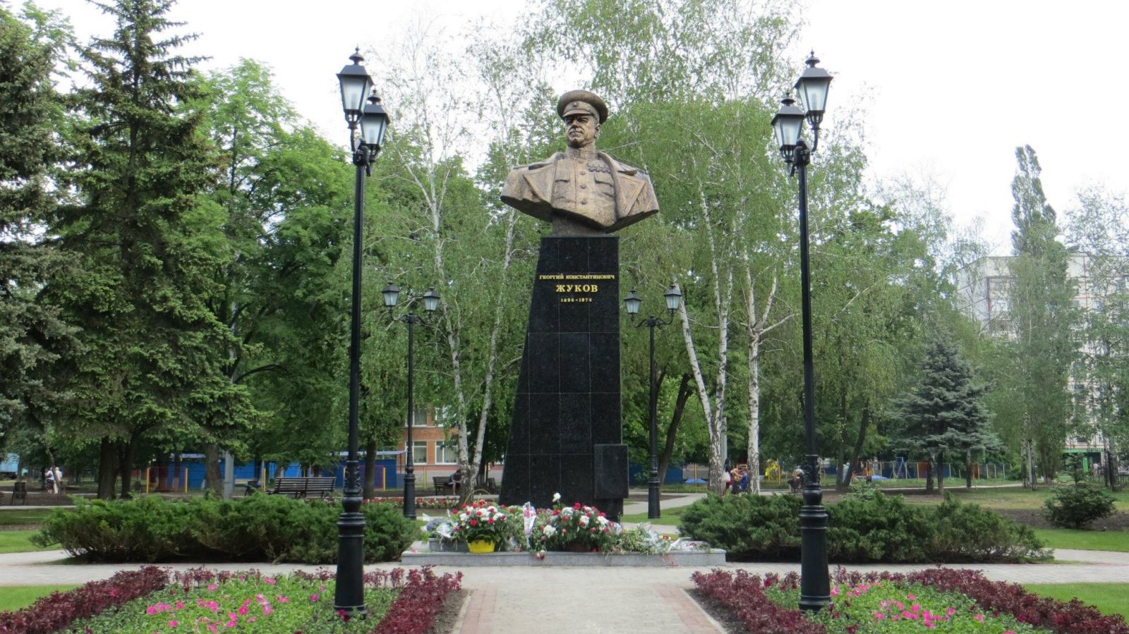 "Правый сектор" облил краской памятник маршалу Жукову 