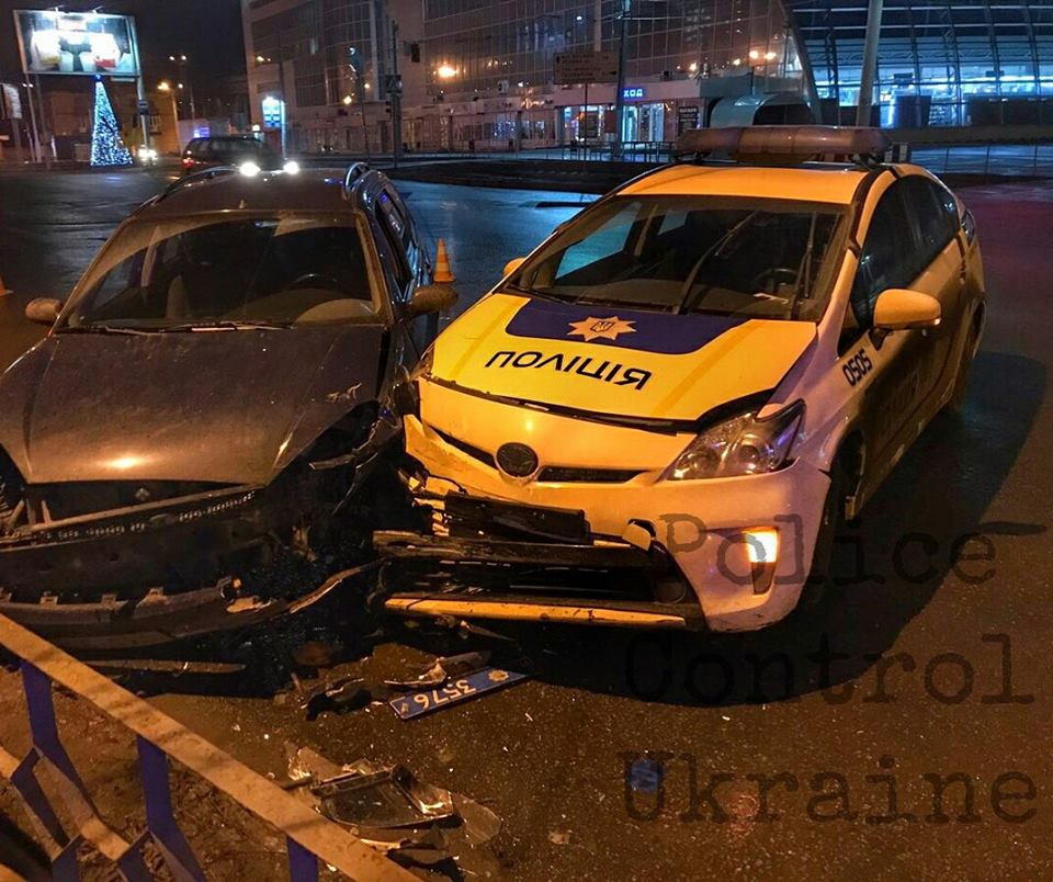 Полицейский Prius протаранил легковушку в Харькове (фото)
