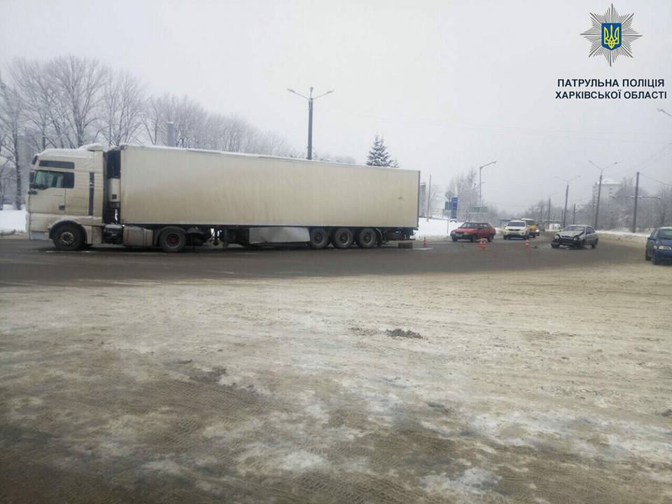 Легковушка влетела в фуру (фото)