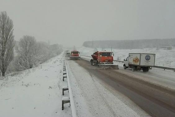 Под Харьковом чистят дороги