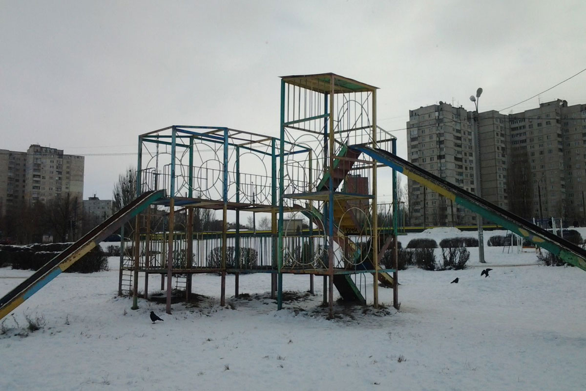 В Харькове на детской площадке задержали мужчину с гранатой (фото, дополнено)