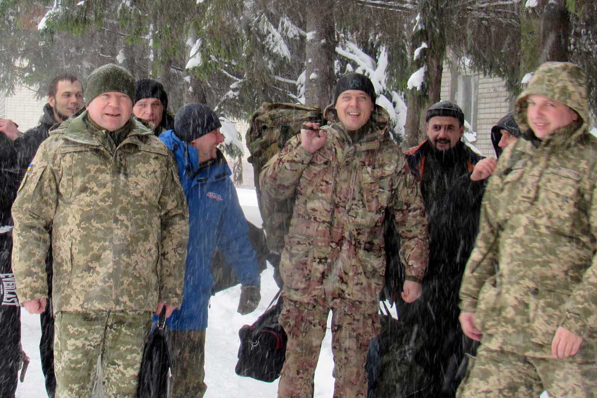 Харьковских резервистов отправили в военный лагерь (фото)