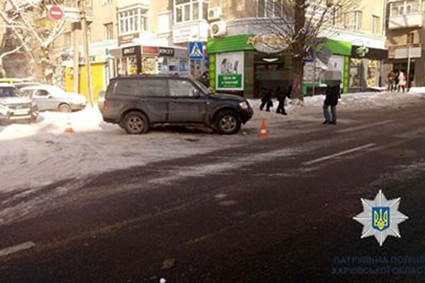 В центре внедорожник сбил женщину на переходе (фото)