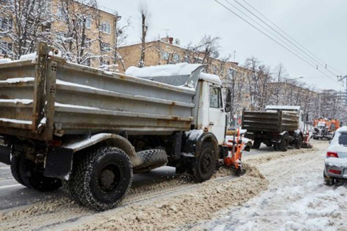 В Харькове продолжают расчищать дороги
