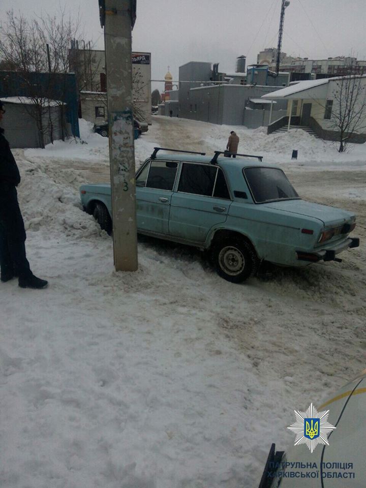 Пьяный водитель влетел в сугроб (фото)