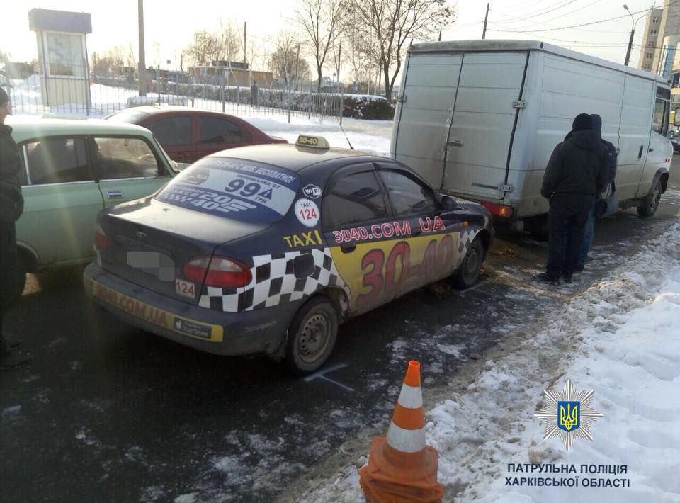 В Харькове микроавтобус врезался в такси (фото)