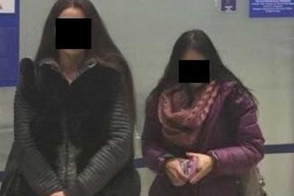 В аэропорту поймали сутенера и проституток