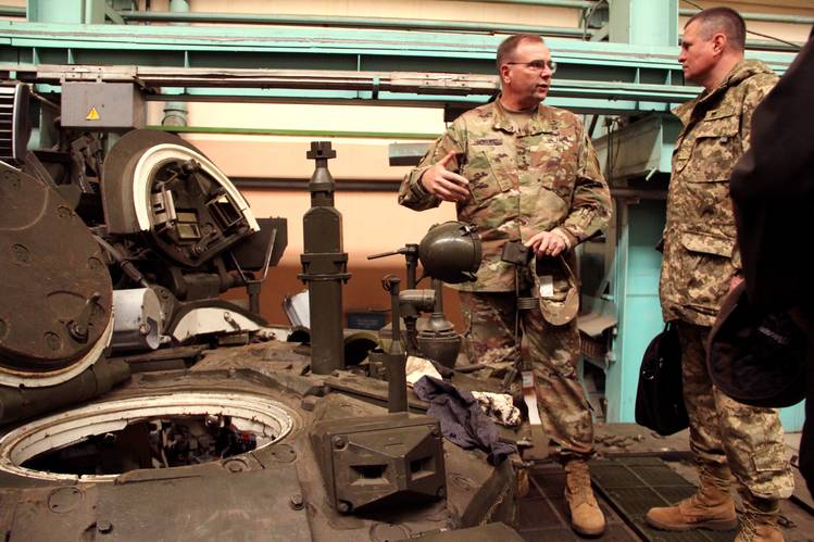 Американский генерал посетил харьковский военный завод (фото)