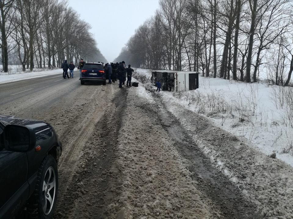 Под Харьковом перевернулся автобус, есть пострадавшие (фото)