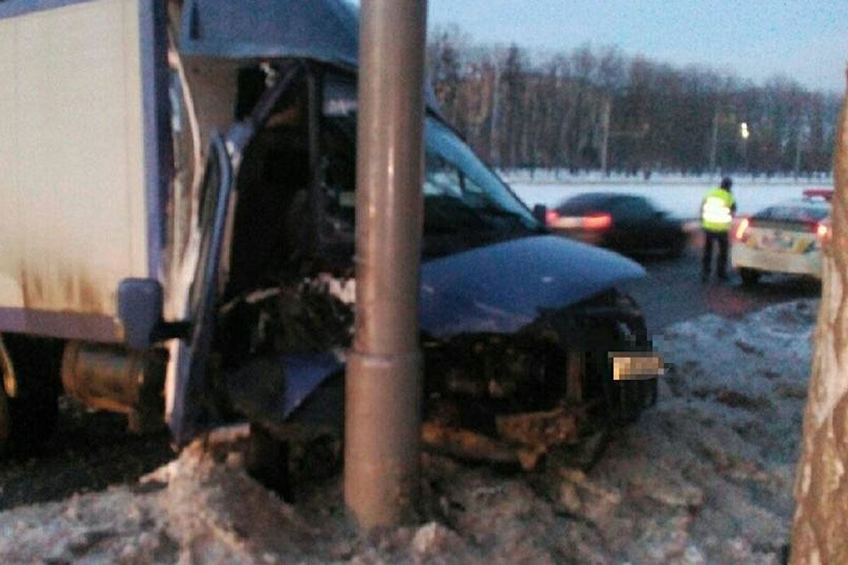 Авария на Московском: грузовик вылетел на обочину (фото)