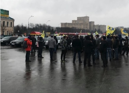 В центре Харькова собрались автомобилисты (фото)