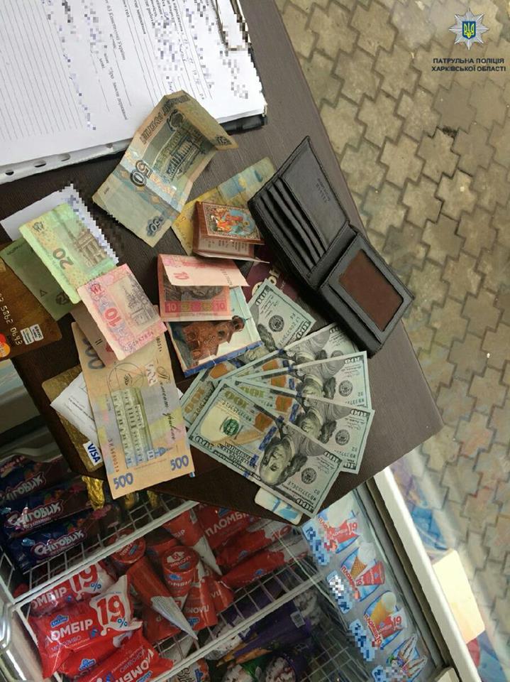 Харьковские копы вернули хозяину утерянный кошелек с валютой