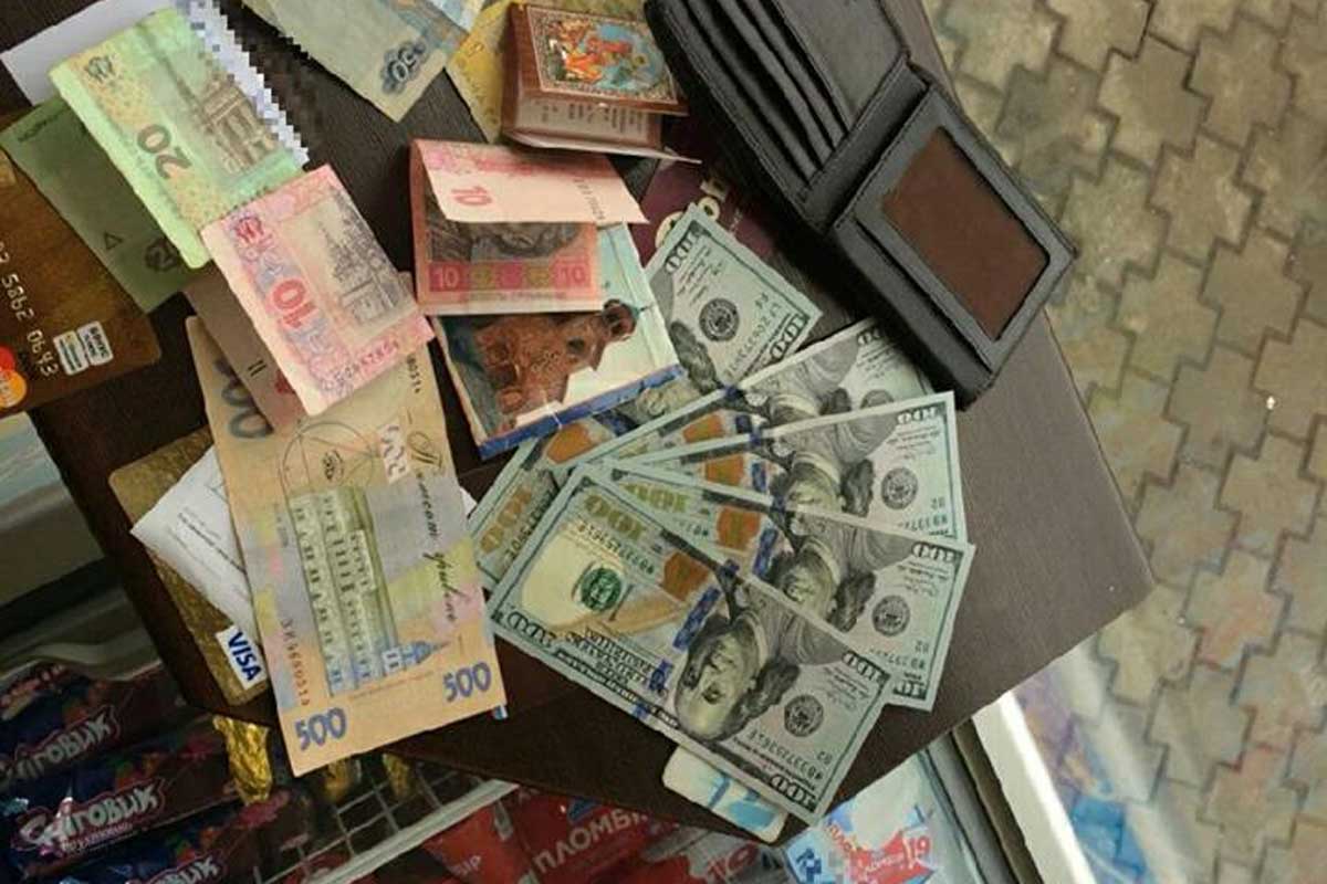 В Харькове нашли кошелек с долларами