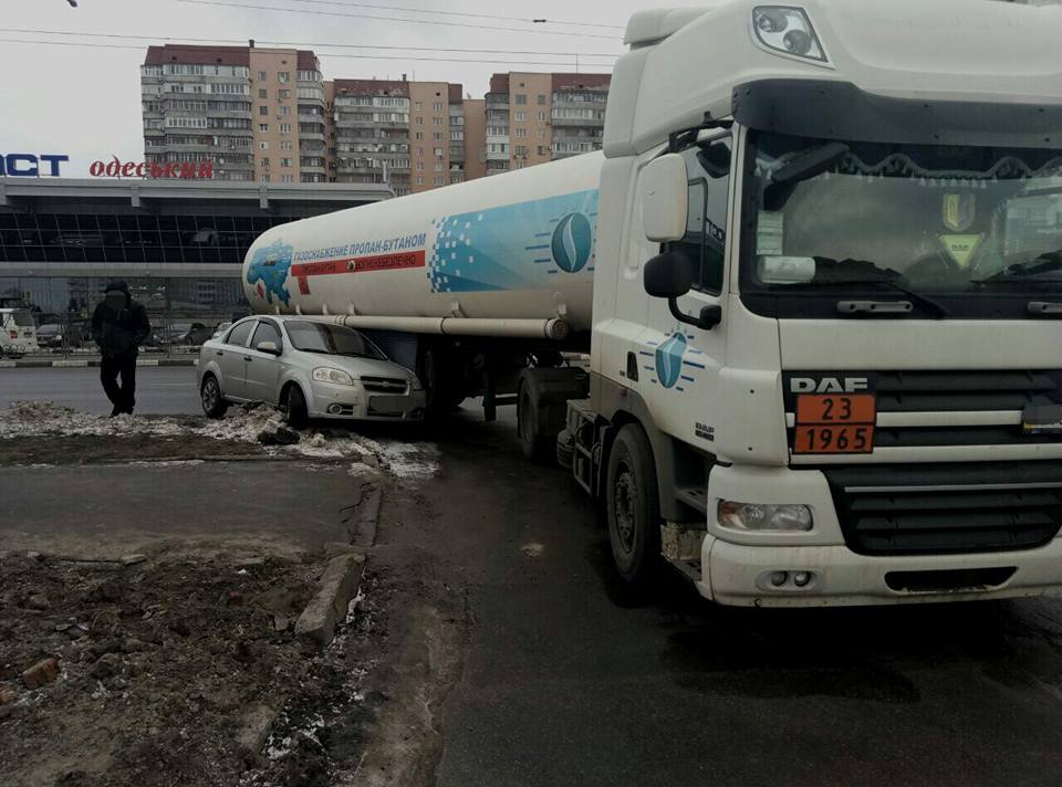 Легковушка влетела под фуру (фото)
