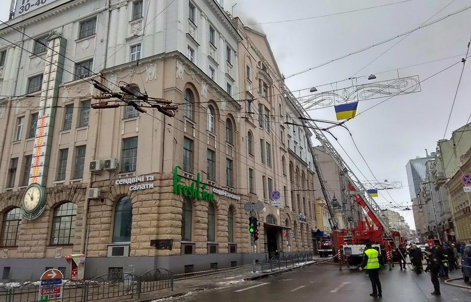 На Сумской - масштабный пожар, приехало 12 отделений спасателей (фото, видео)