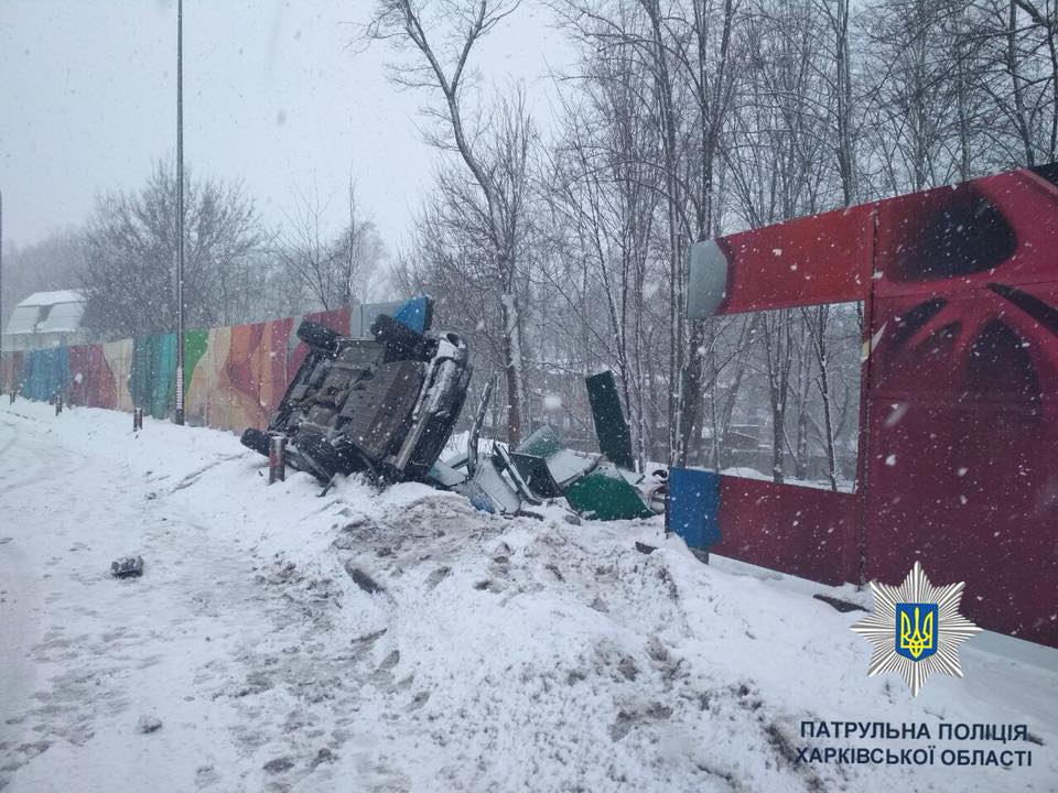 На Новгородской Subaru снес забор и перевернулся (фото)