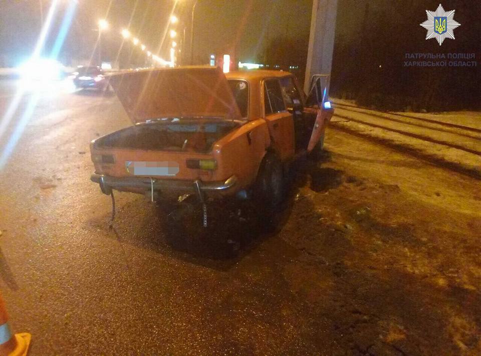 В Харькове машина влетела в столб, есть пострадавшие (фото)