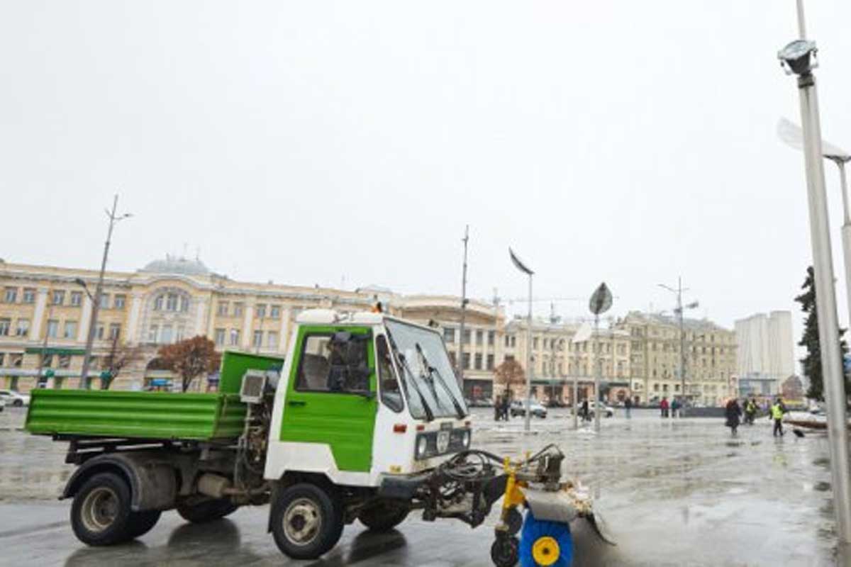 В Харькове убирают снег