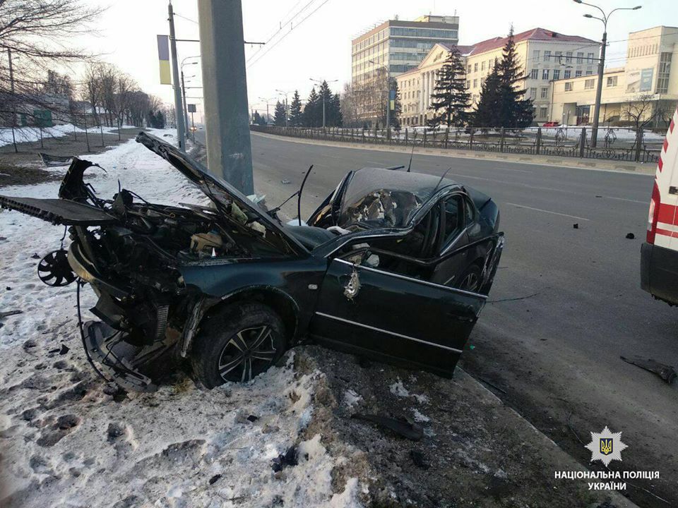 В Харькове машина влетела в столб, водитель погиб (фото)