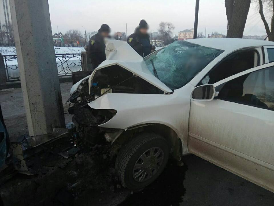 Машина влетела в столб: двое пострадавших (фото)