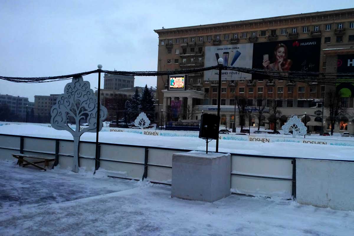 Каток на площади Свободы завалило снегом (фото)