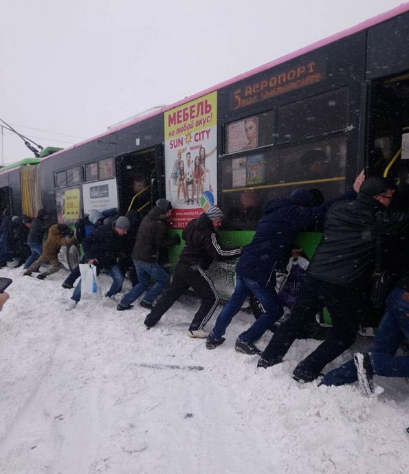 В Харькове люди выталкивали троллейбус (видео)