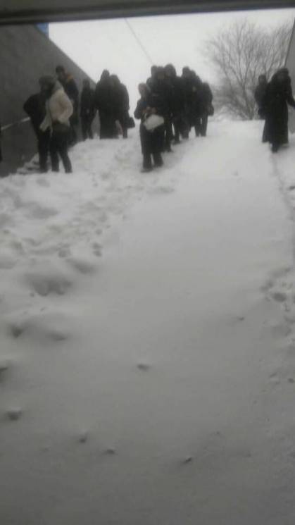 Некоторые выходы из метро замело снегом (фото)