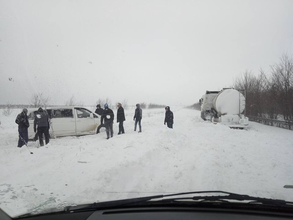 Под Харьковом машины попали в снежные ловушки (фото, видео)